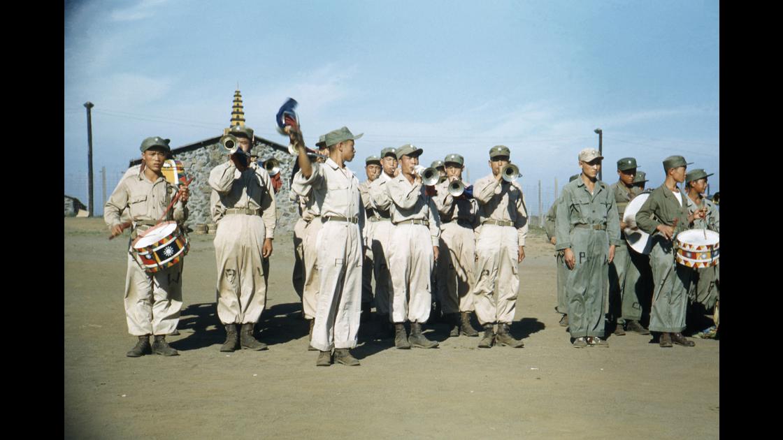 1953년 제주도 서귀포시 대정읍 포로수용소 중공군 반공 포로들의 공연 썸네일