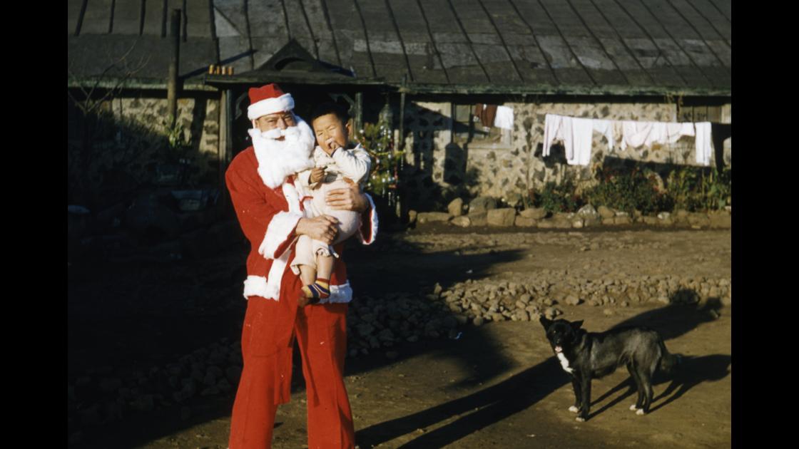 1953년 제주도 어느 마을의 크리스마스 행사의 산타로 분장한 사람과 어린이 썸네일