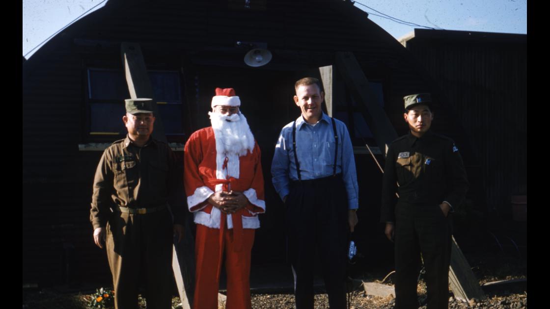 1953년 제주도 어느 마을의 크리스마스 행사장 관계자들 썸네일