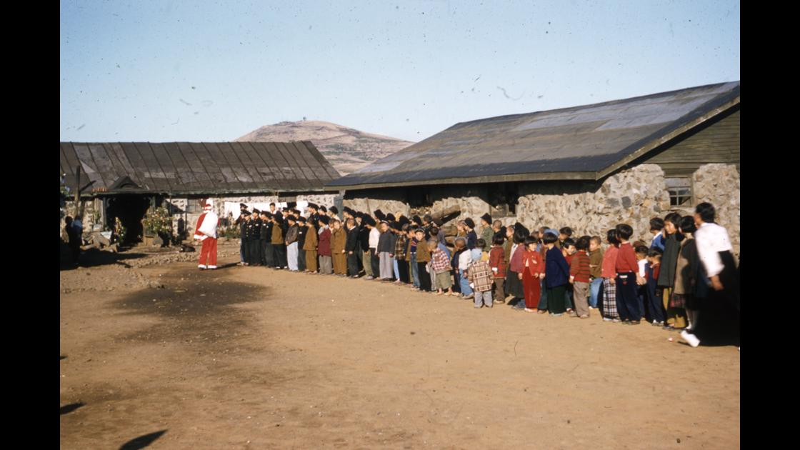 1953년 제주도 어느 마을의 크리스마스 행사장에 모여 선 아이들_1 썸네일