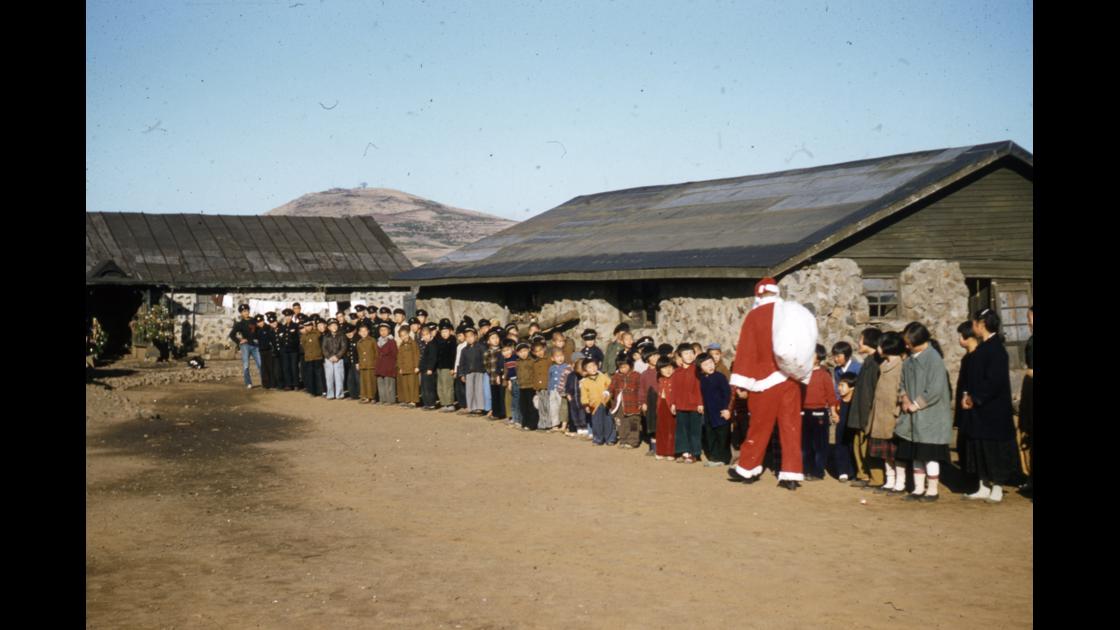 1953년 제주도 어느 마을의 크리스마스 행사장에 모여 선 아이들_2 썸네일