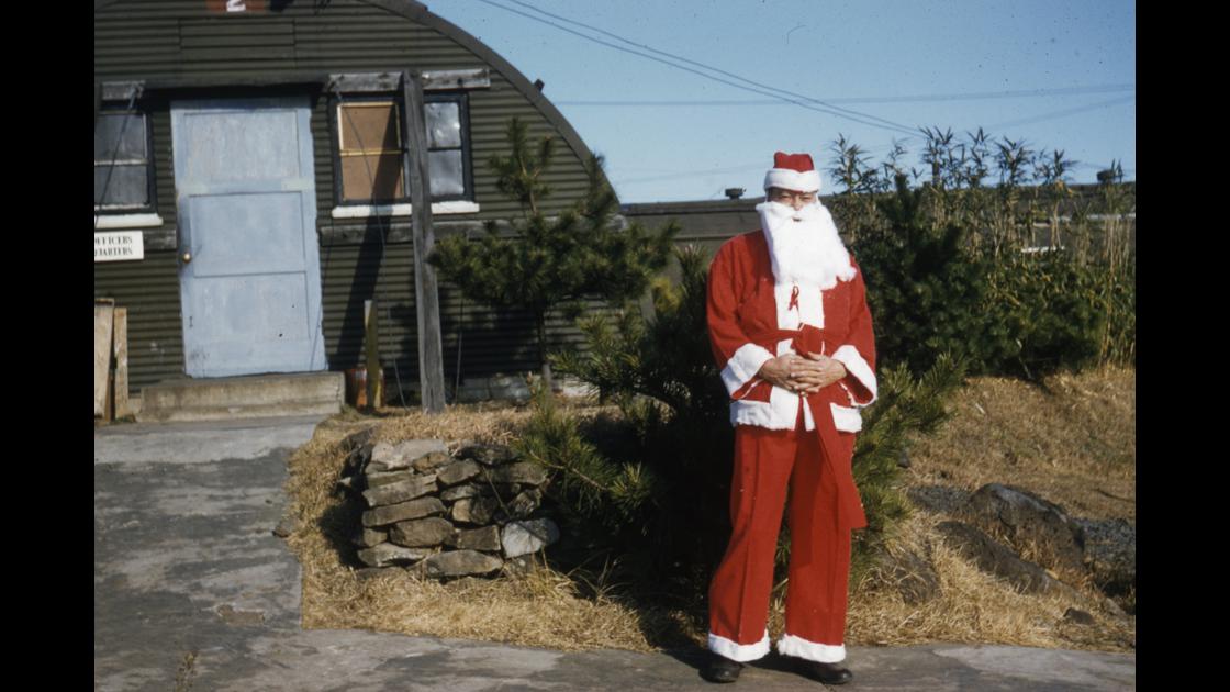 1953년 제주도 어느 마을의 크리스마스 행사장에서 산타로 분장한 사람 썸네일