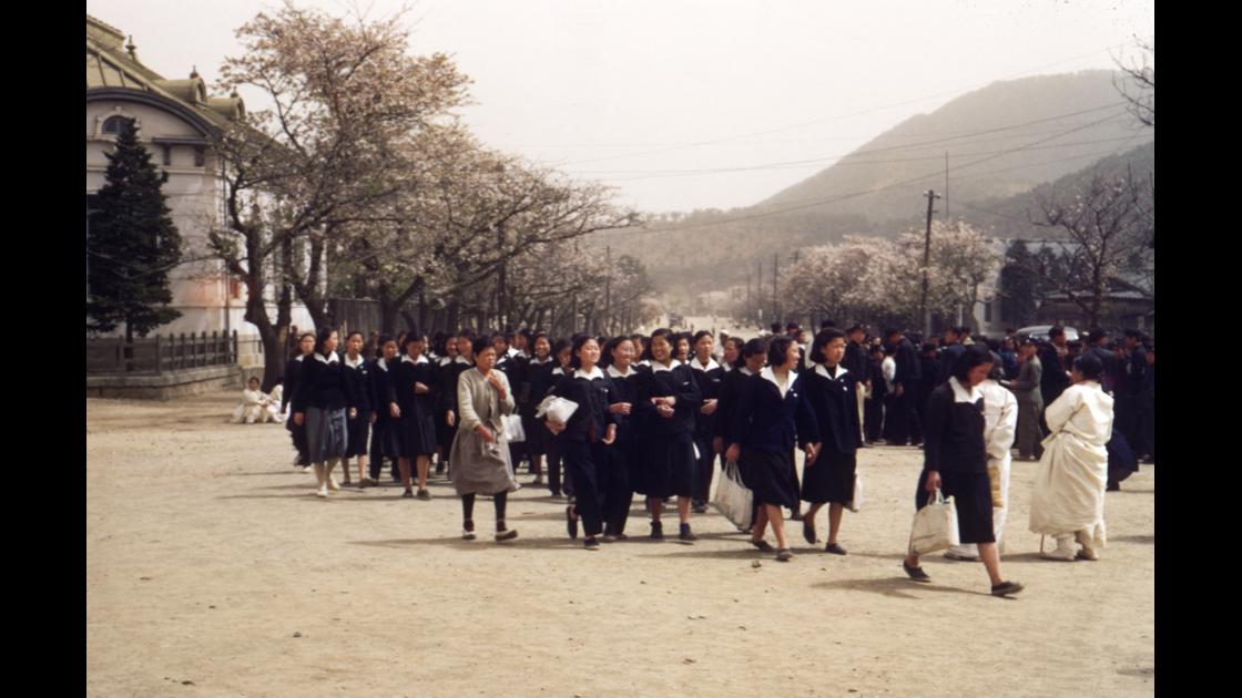 1952년 진해우체국과 여학생들 썸네일