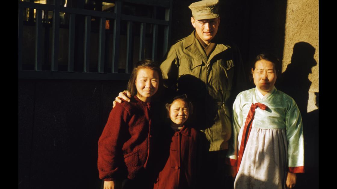 1952년 경남 진해 어느 가정에서 미군과 기념 촬영을 소년 소녀_1 썸네일