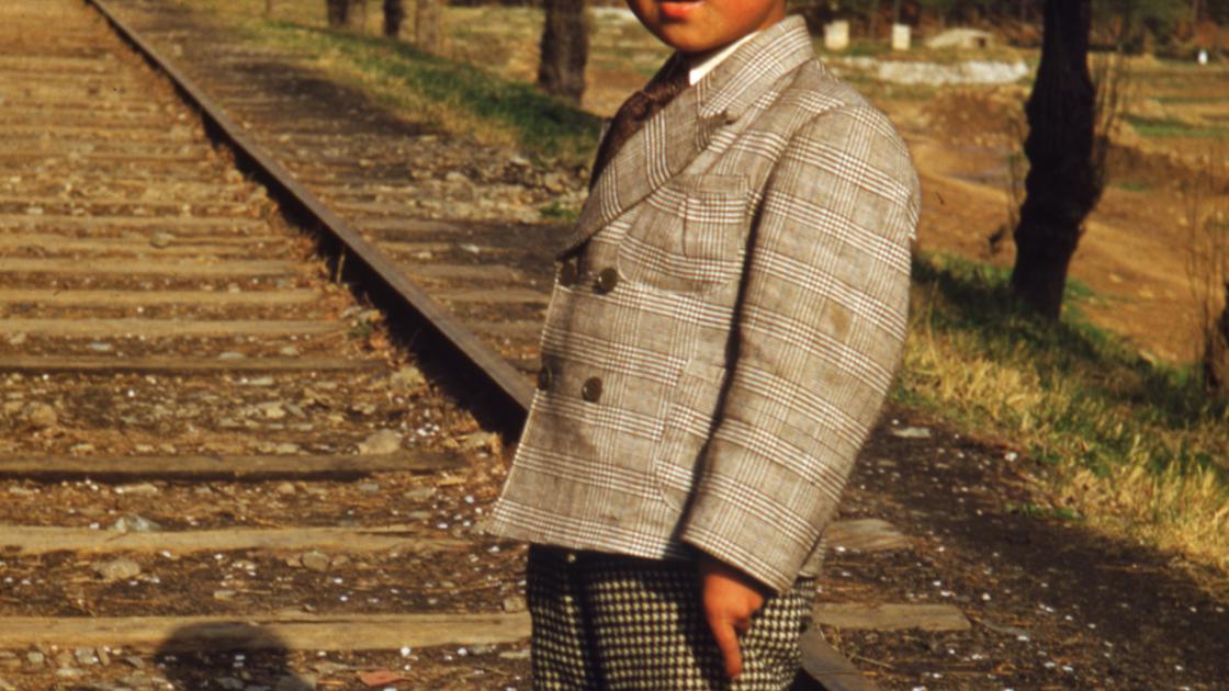 1952년 경남 진해 이충무공 동상 제막기념 벚꽃 축제 당시 진해역 선로에서 기념촬영을 한 소년 썸네일