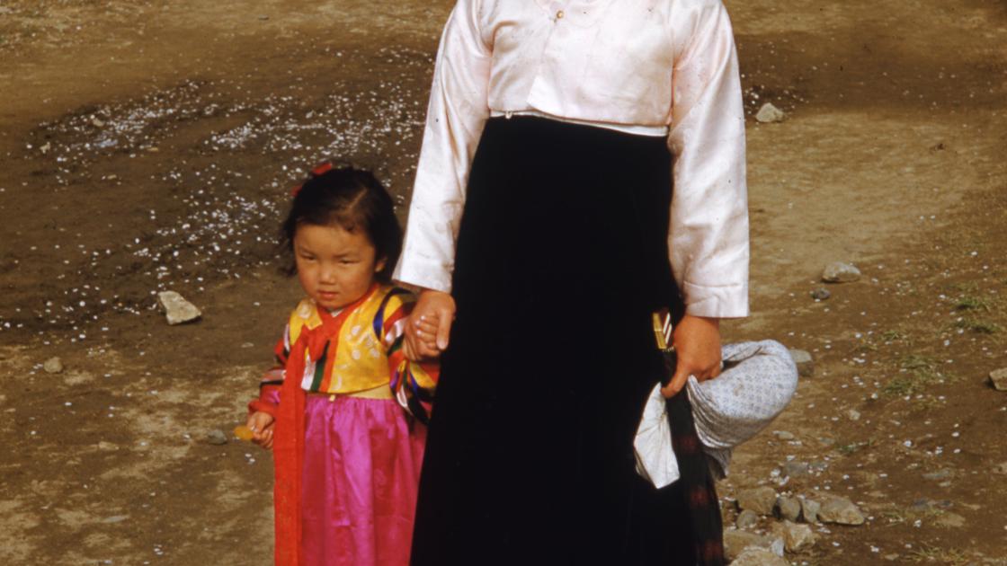 1952년 경남 진해 이충무공 동상 제막기념 벚꽃 축제에서 한복을 곱게 차려입은 어머니와 소녀 썸네일