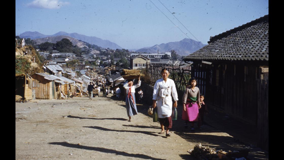 1952년 마산 성호동 거리의 피란민 판자집과 사람들 썸네일