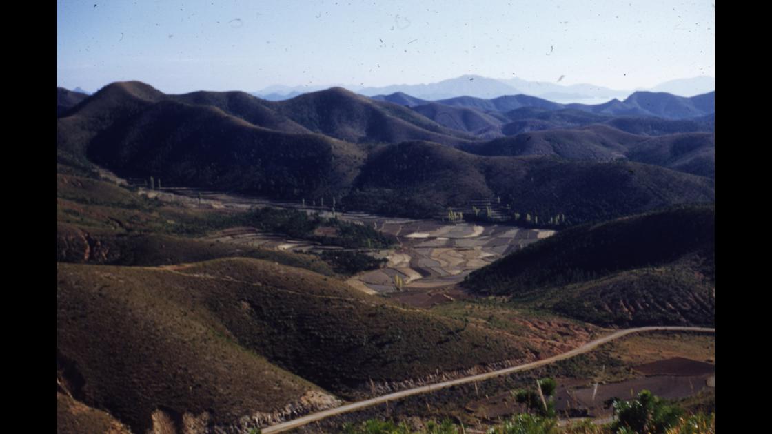 1952년 마산 합포구 진동면 태봉리 일대 산 능선과 논, 그리고 고성방면 국도 썸네일
