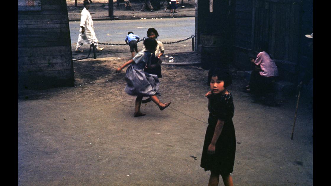 1952년 진해의 어느 공터에서 고무줄 뛰기를 하는 여자 아이들 썸네일