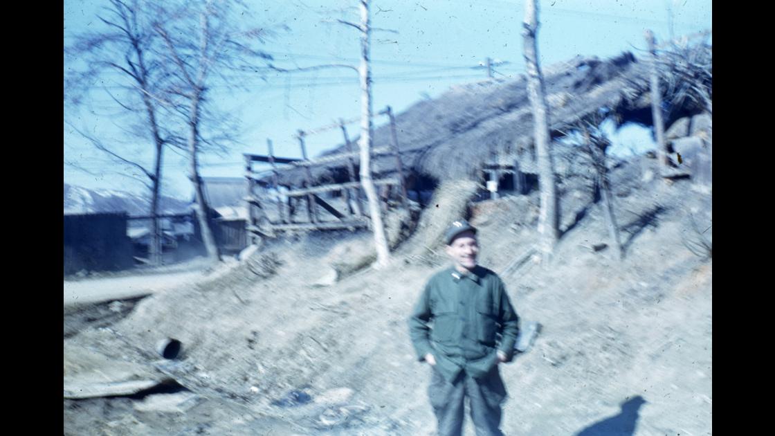 1951년 1월 천안의 폐가처럼 변한 집 앞에서 촬영한 미군 장교 썸네일