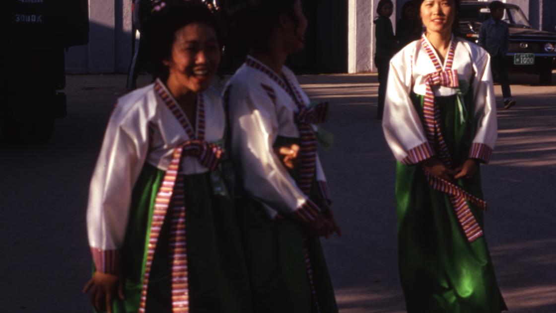 1973년 10월 청주에서 개최된 제14회 전국민속예술경연대회 안내요원 여학생들 썸네일