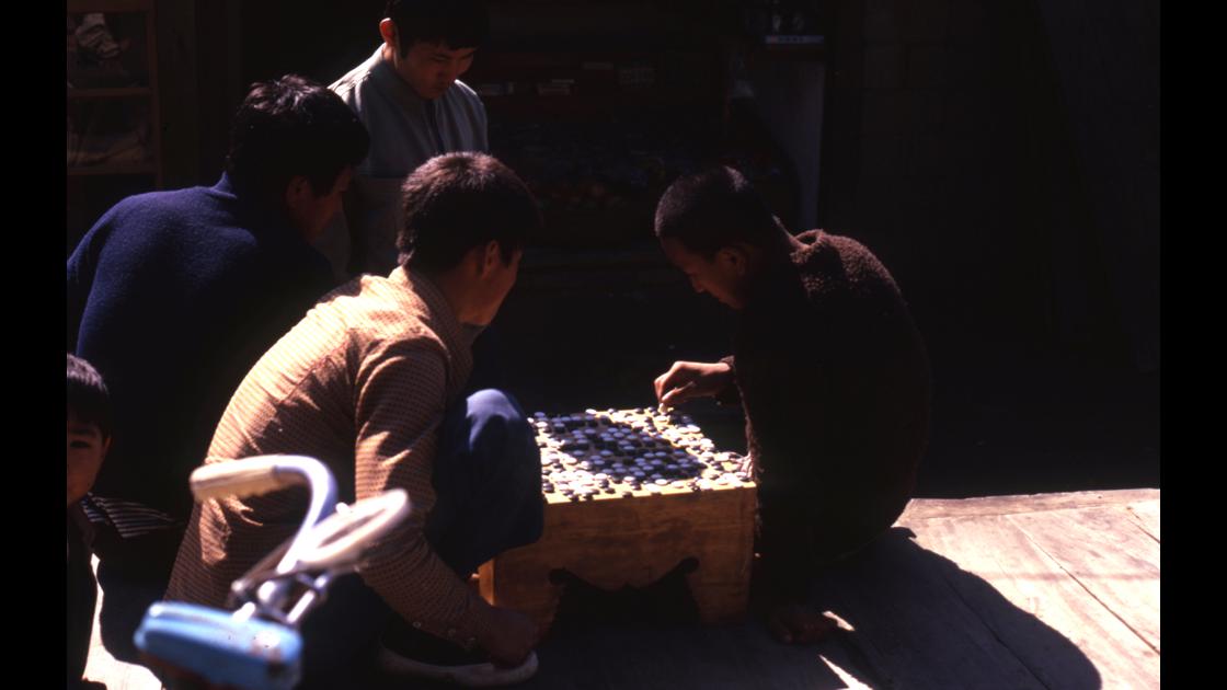 1973년 10월 청주의 마을 골목 가게 앞 평상에서 바둑을 두는 청년들 썸네일