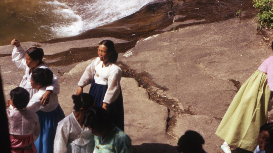 1973년 10월 충북 괴산 수옥폭포 아래에서 한복차림으로 춤추며 놀고있는 행락객들 썸네일
