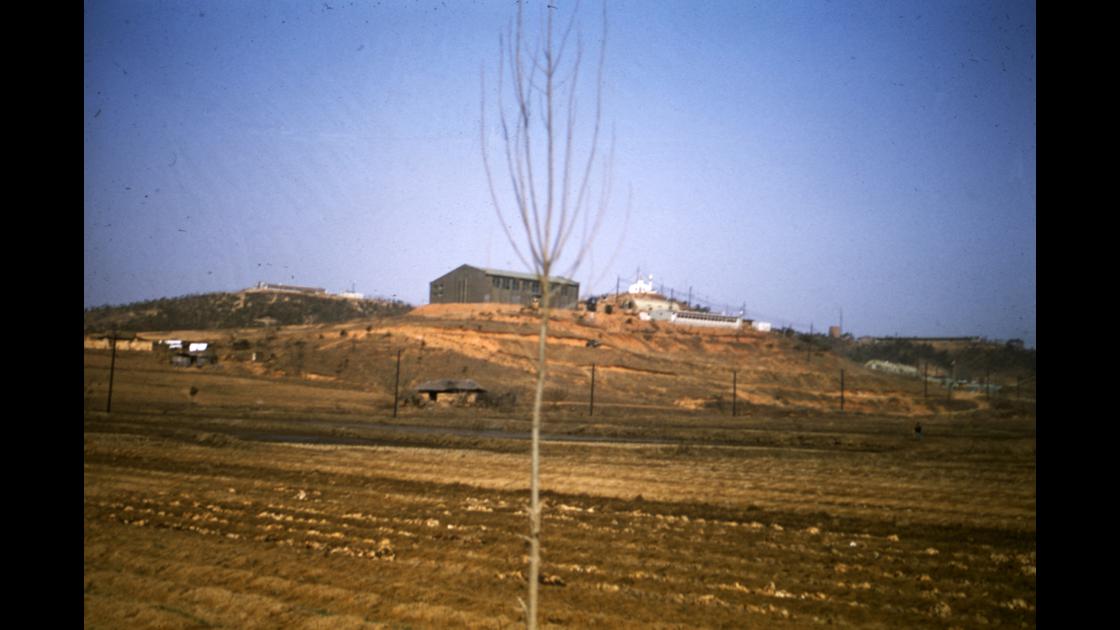 1953년 경북지역 야산의 미군 캠프와 영내 교회 썸네일