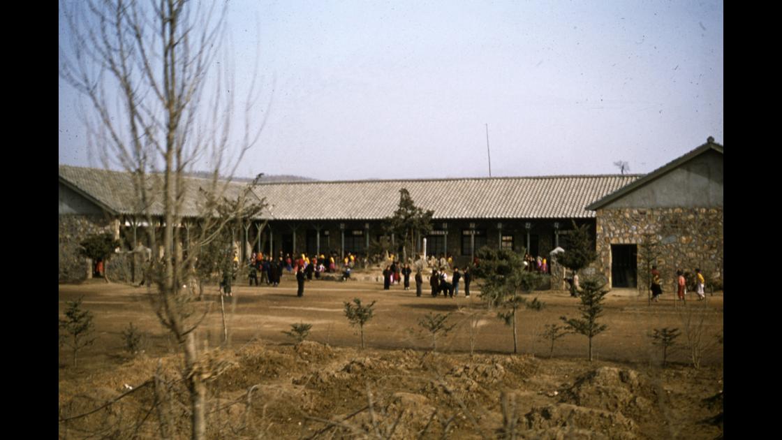 1953년 경북지역의 외벽 담을 돌로 만든 학교의 학생들 썸네일