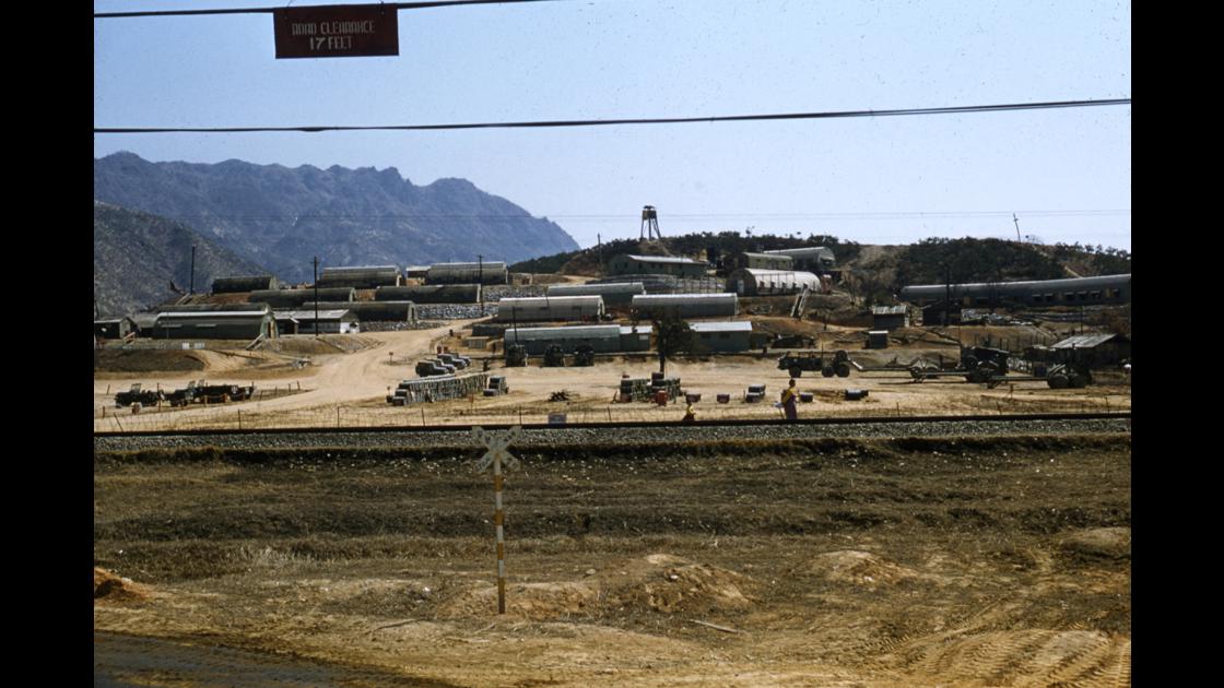 1954년 경북 왜관 주변의 언덕 위에 조성된 미군  캠프 썸네일