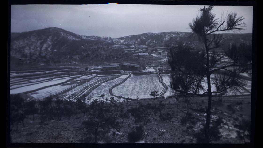1948년 서울 외곽지역 산자락 아래 한옥저택과 논들 썸네일