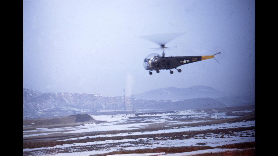 1951년 경기도 지역 미 해병대 작전구역 상공을 날고 있는 미군 헬리콥터 썸네일