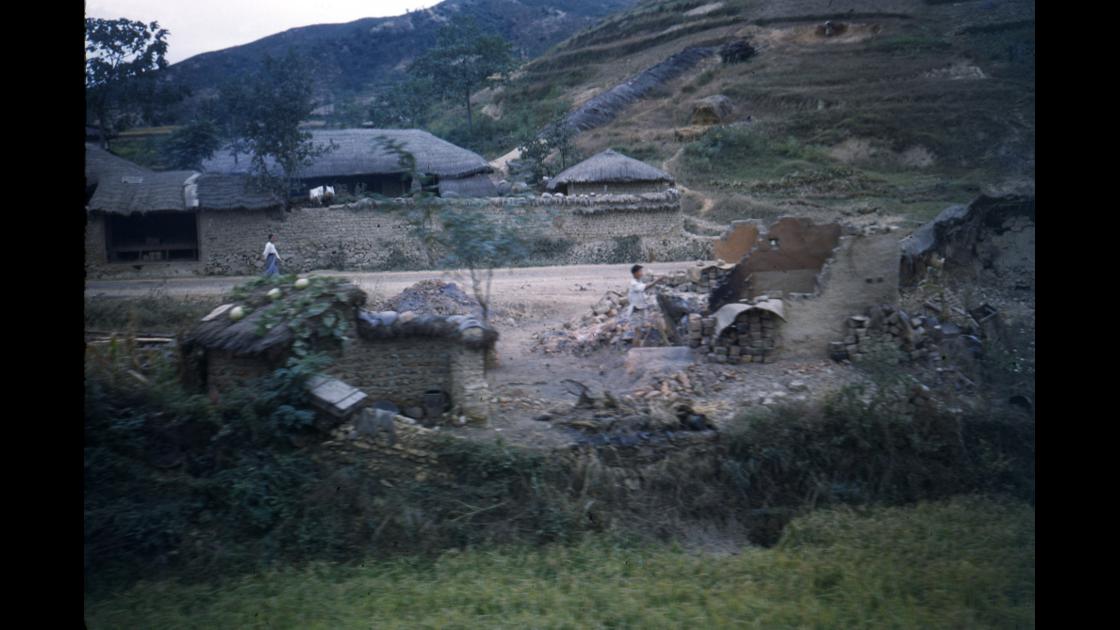 1951년 경북 김천시 외곽의 산자락 아래 철로변 가옥들이 폭격 피해를 입은 모습 썸네일