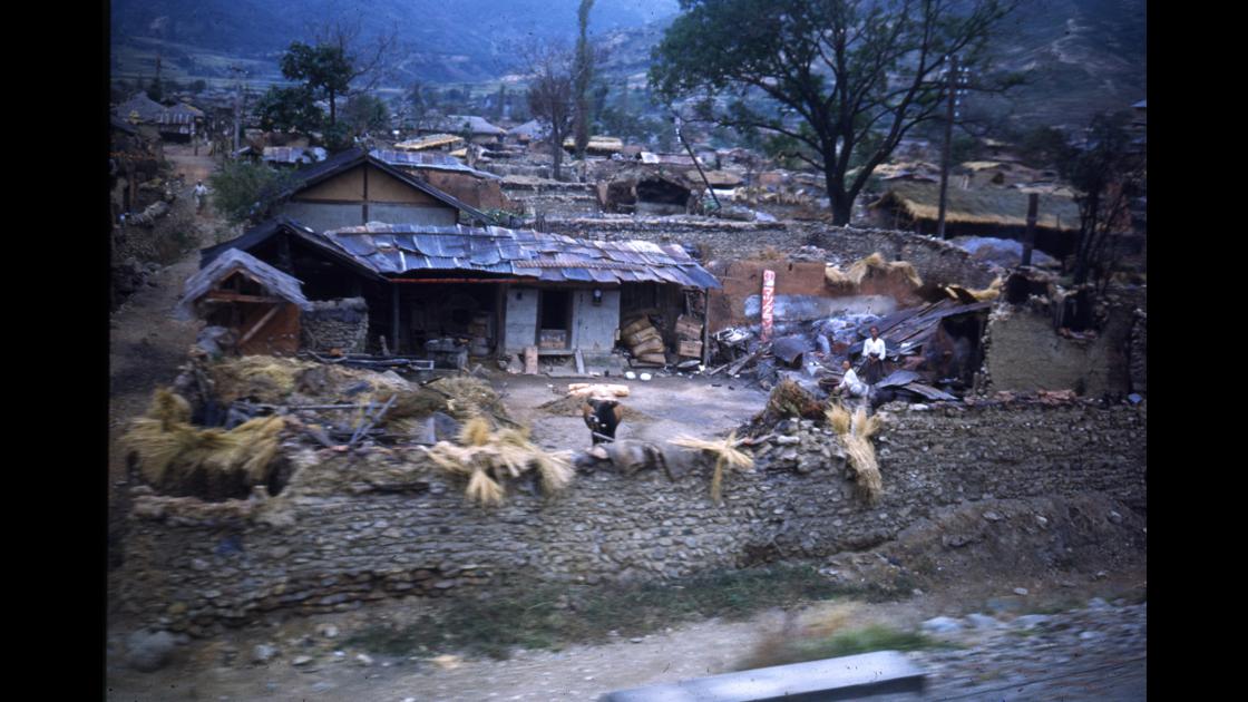 1951년 경북 김천시 외곽지역 가옥들이 폭격 피해를 입은 모습 썸네일