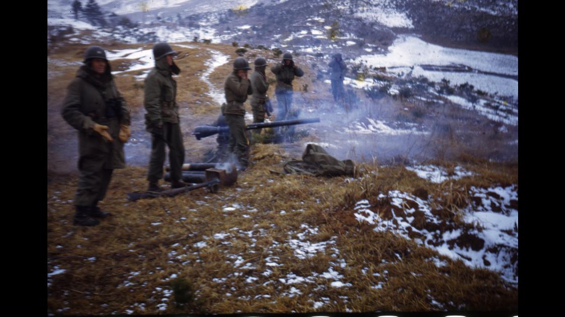 1951년 눈이 내린 산자락에서 바추카 포를 쏘고있는 미 해병대 군인들_2 썸네일