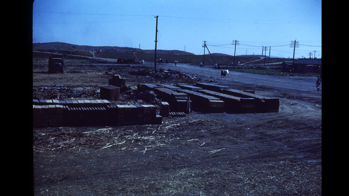 1951년 대전 갑천 둑 옆 공터에 쌓아놓은 포탄 탄피들 썸네일