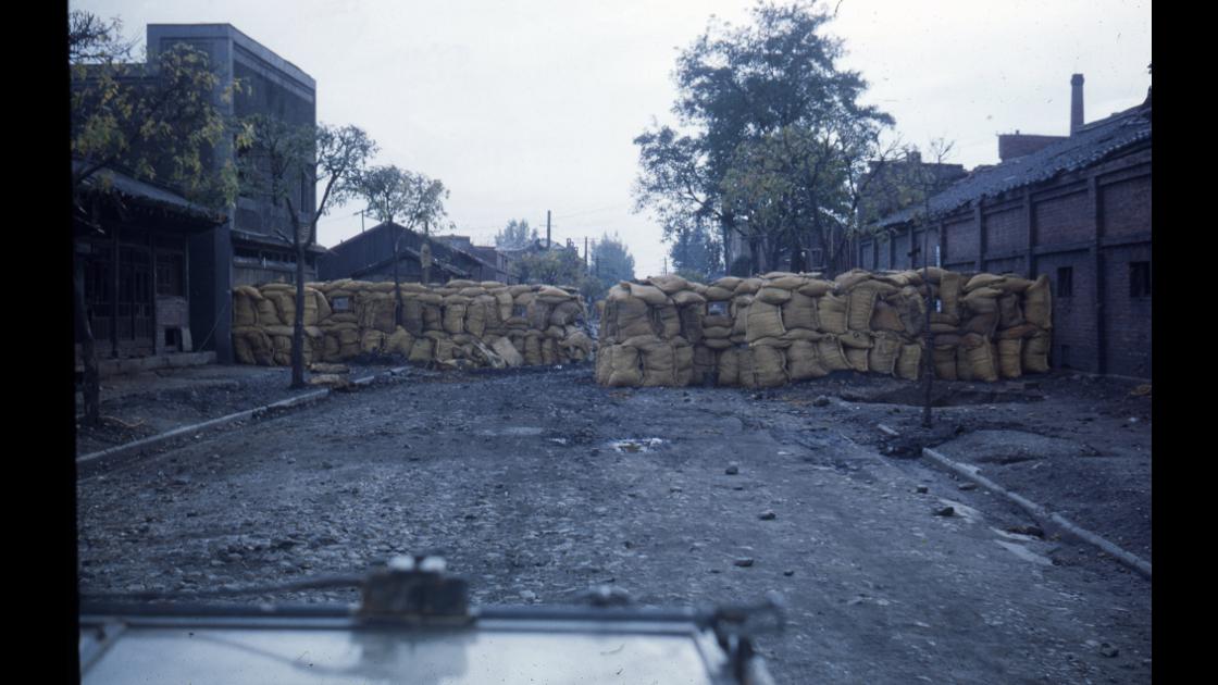 1951년 대전 시가지 진입로 지역에 가마니에 흙을 넣어 쌓아서 마련한 방어 진지_1 썸네일