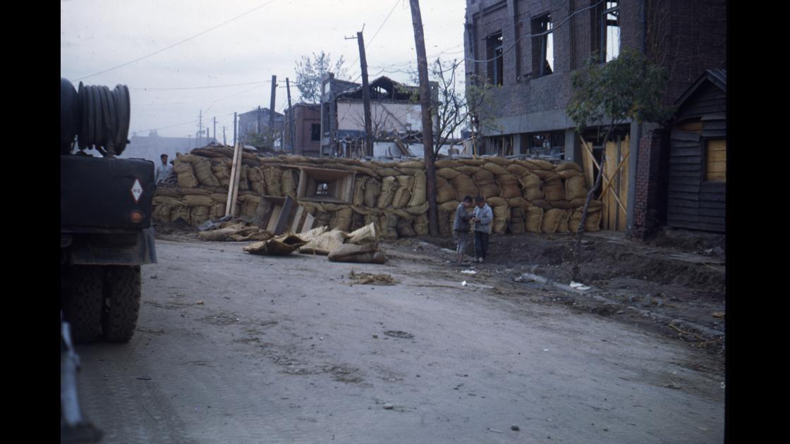 1951년 대전 시가지 진입로 지역에 가마니에 흙을 넣어 쌓아서 마련한 방어 진지_2 썸네일