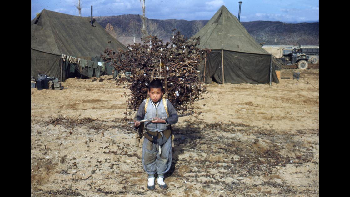 1951년 대전 인근지역 미 해병대 야전캠프 옆에 지게에 땔감을 진 소년 썸네일