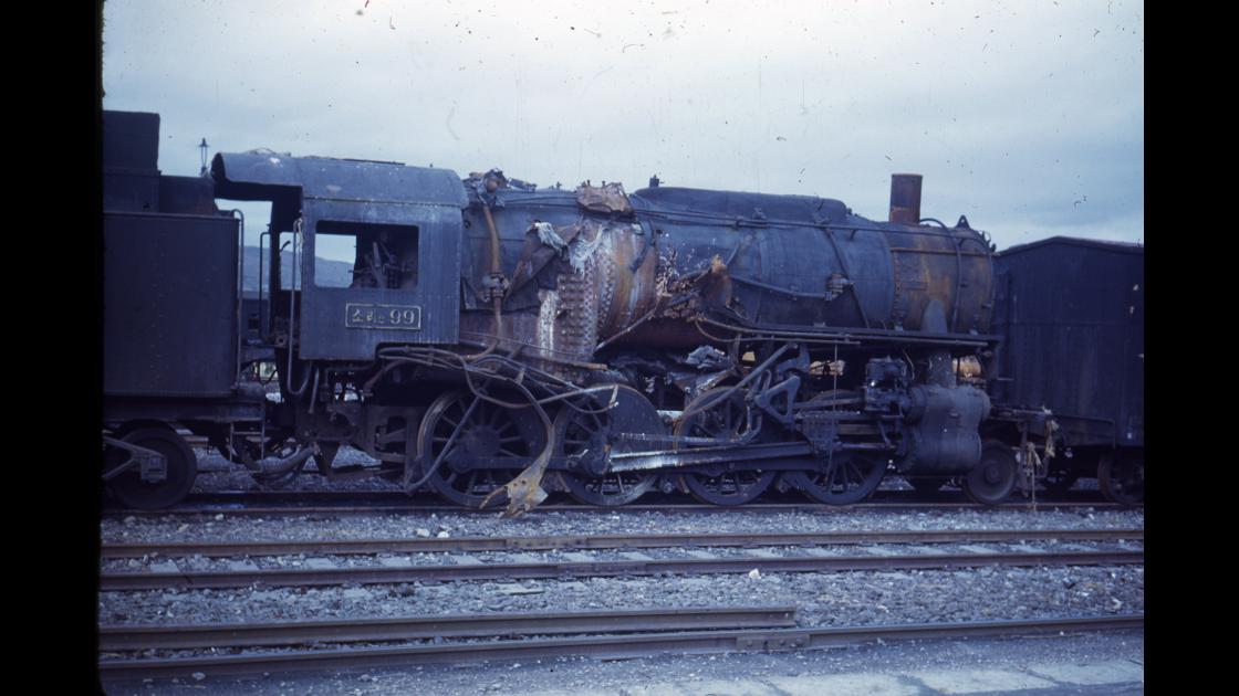 1951년 대전역 구내에 폭격 피해를 입은 열차 기관차_1 썸네일
