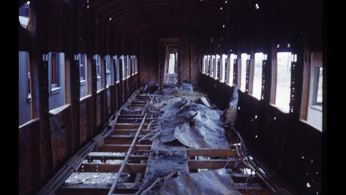 1951년 대전역의 폭격으로 인해 불타버린 열차 객차 내부 모습 썸네일