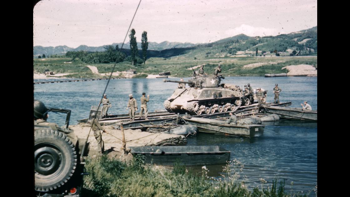 1951년 미 해병대 군인들이 탱크를 강을 건너 이동하기 위해 부교를 설치하는 모습 썸네일