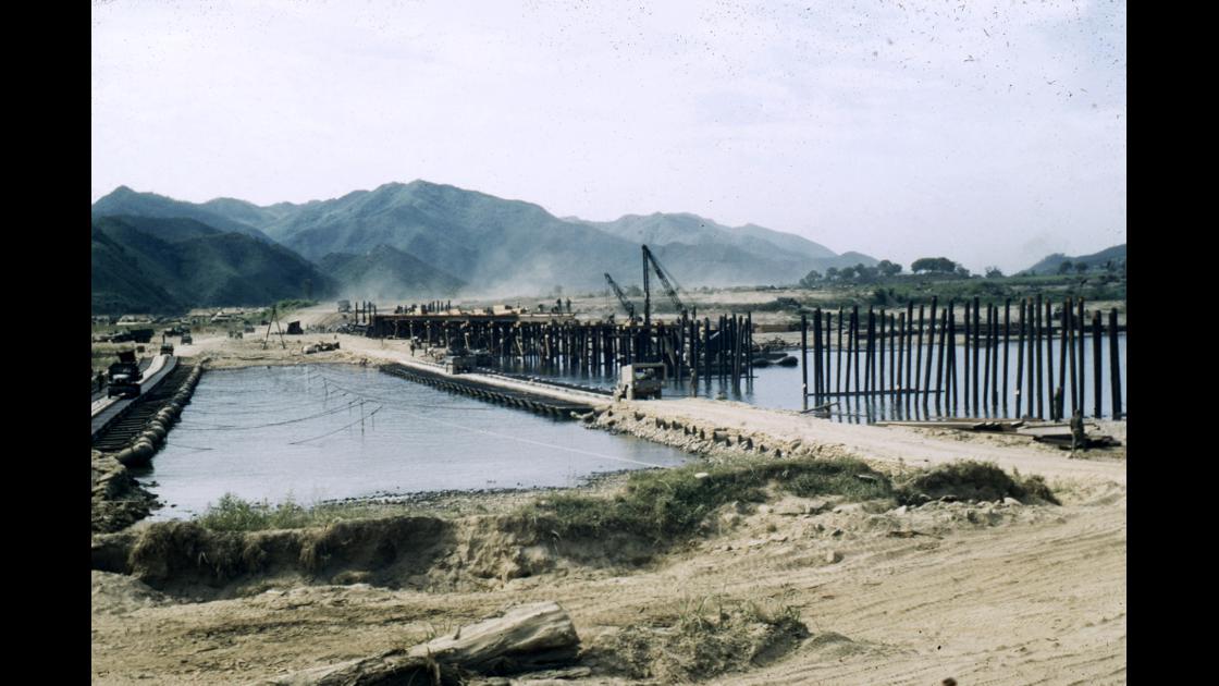 1951년 부교가 설치된 강에 교량을 가설하고 있는 모습 썸네일