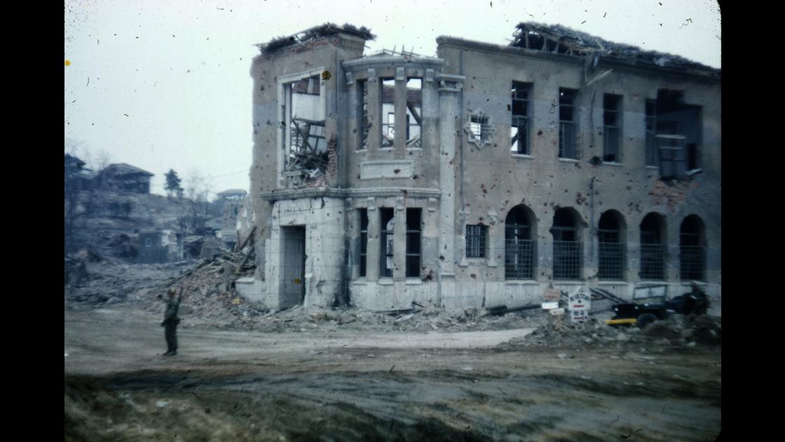 1951년 서울 남산 자락의 폭격으로 파괴된 은행 건물_1 썸네일