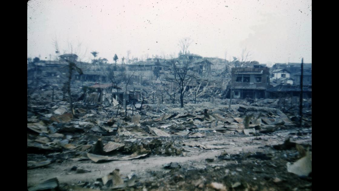 1951년 서울 외곽지역의 폭격피해 모습_1 썸네일