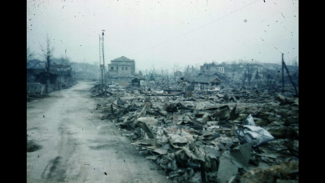 1951년 서울 외곽지역의 폭격피해 모습_2 썸네일