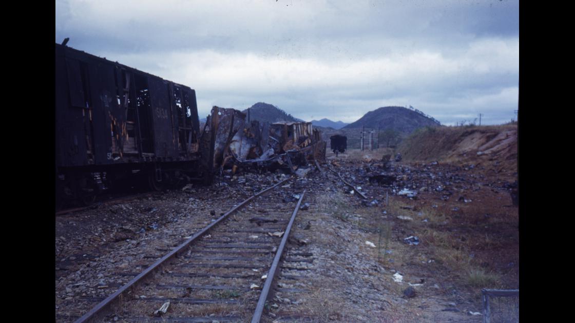 1951년 충북 영동역 구내에 폭격으로 인해 파괴된 열차_1 썸네일