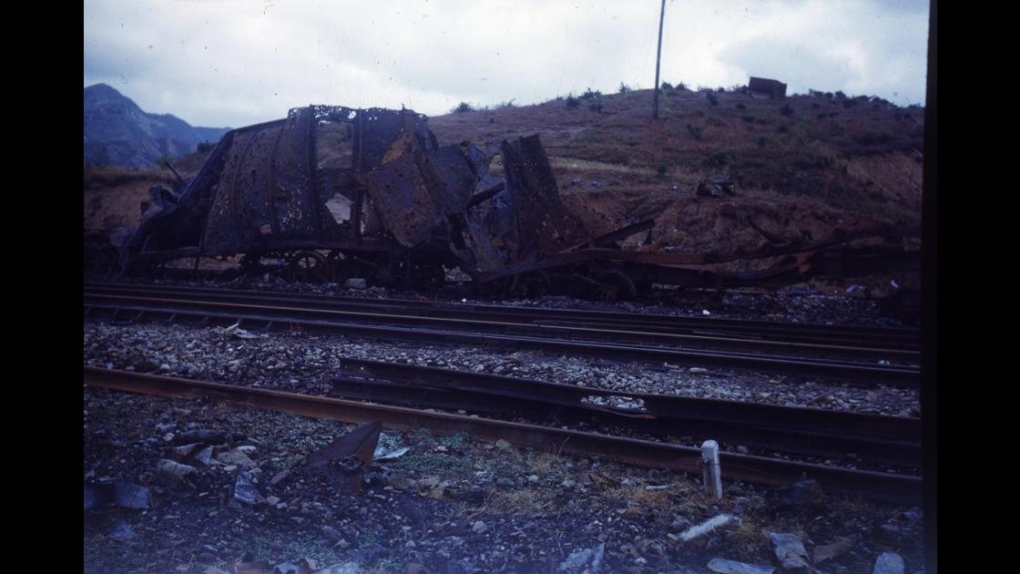 1951년 충북 영동역 구내에 폭격으로 인해 파괴된 열차_2 썸네일