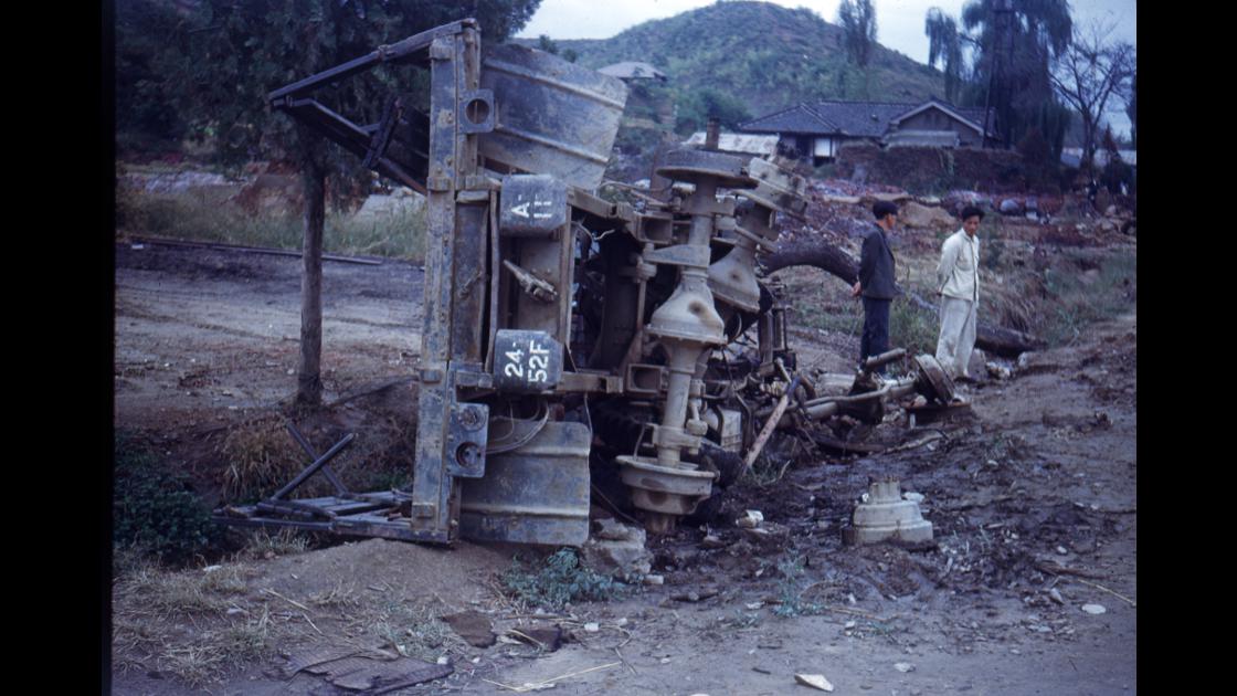 1951년 충북 영동지역 어느 마을에 폭격 피해를 입어 부서져있는 미군 트럭 썸네일