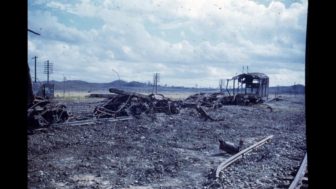 1951년 충북 옥천역 구내에 폭격 피해로 파괴된 열차 잔해 썸네일