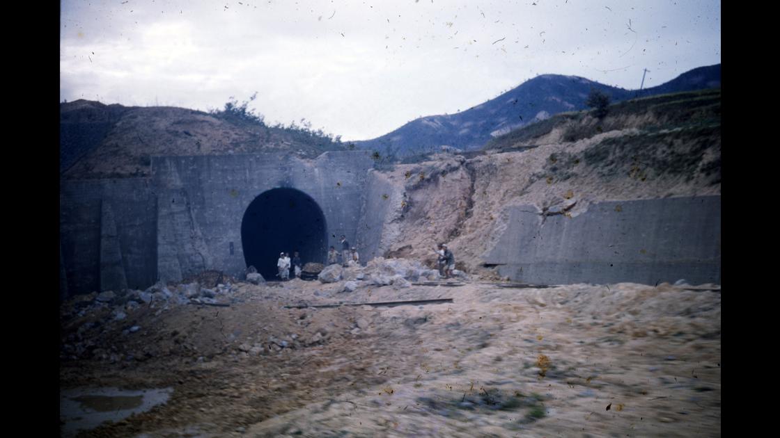 1951년 폭격으로 인해 입구 주변이 파괴된 철로 터널을 정비하고 있는 모습 썸네일