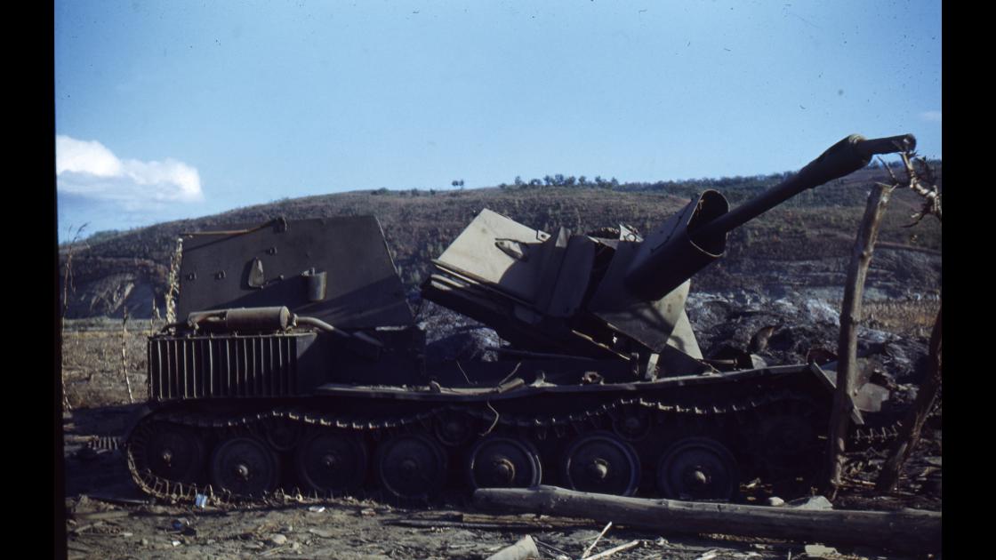 1951년 폭격을 당하여 파괴되어 도로에 방치된 장갑차 썸네일