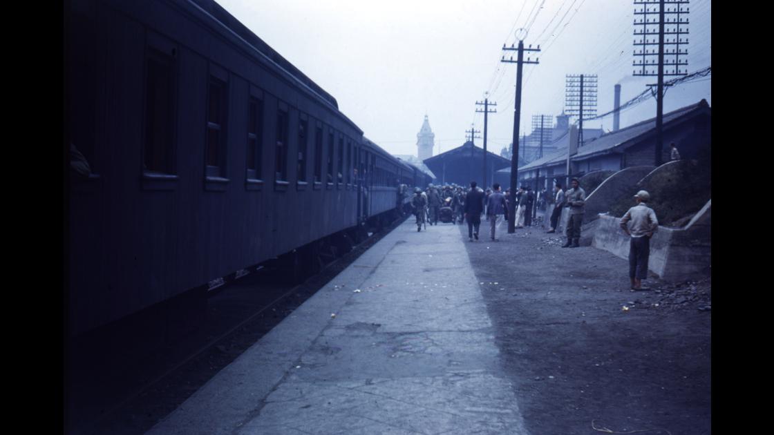 1951년 한국전쟁 참전으로 부산항에 도착한 미 해병대 군인들이 부산역에서 열차에 탑승하는 모습 썸네일