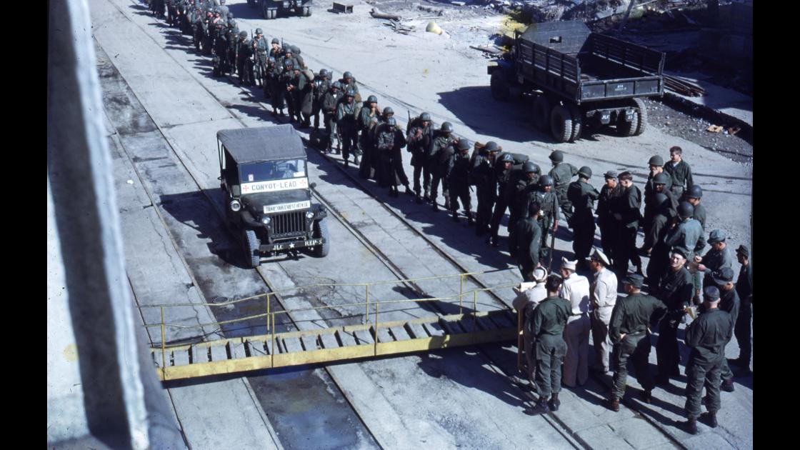 1951년 한국전쟁 파병을 위해 일본 고베항에서 군함 승선을 기다리는 미 해병대 군인들 썸네일