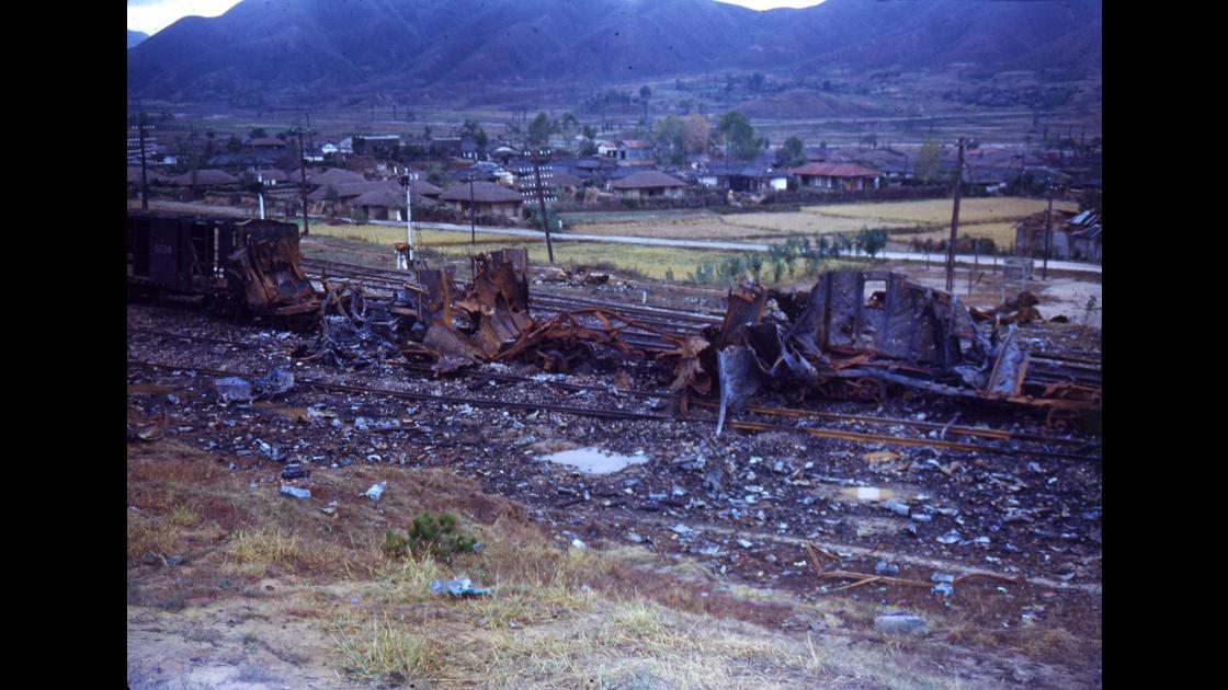1951년 현 대전 조치장역 자리에 폭격으로 인해 파괴된 열차 잔해들 썸네일