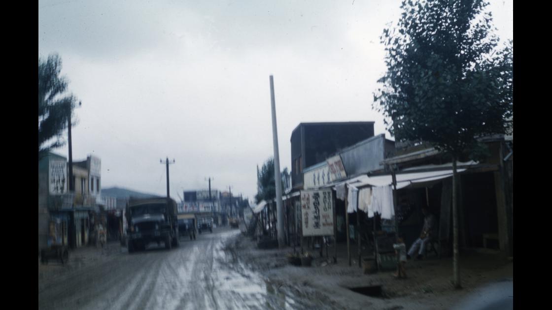 1960년 10월 경기도 양주시 중앙시계점 앞을 달리는 미군 트럭들 썸네일
