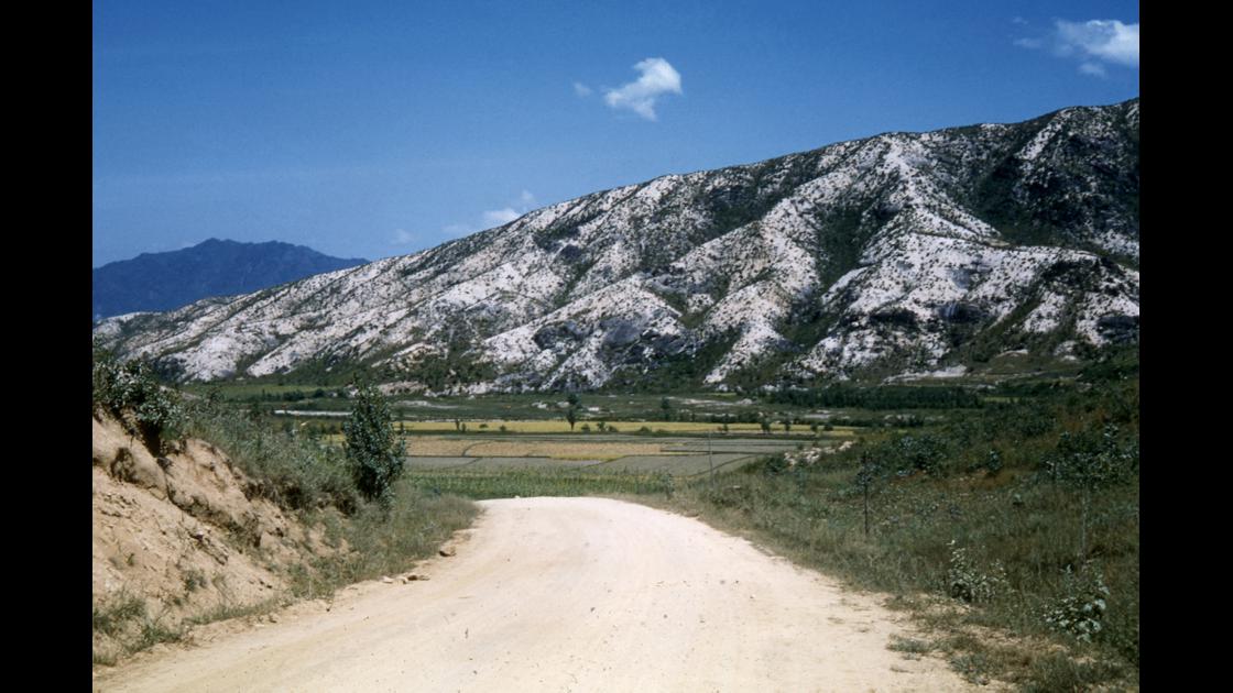1960년 10월 경기도 양주시 지방도로와 멀리 도봉산 자락이 보이는 곳 썸네일
