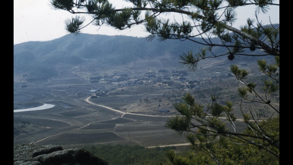 1960년 3월 경기도 파주 용미리 용암사 석불상 주변에서 바라본 용미리 썸네일