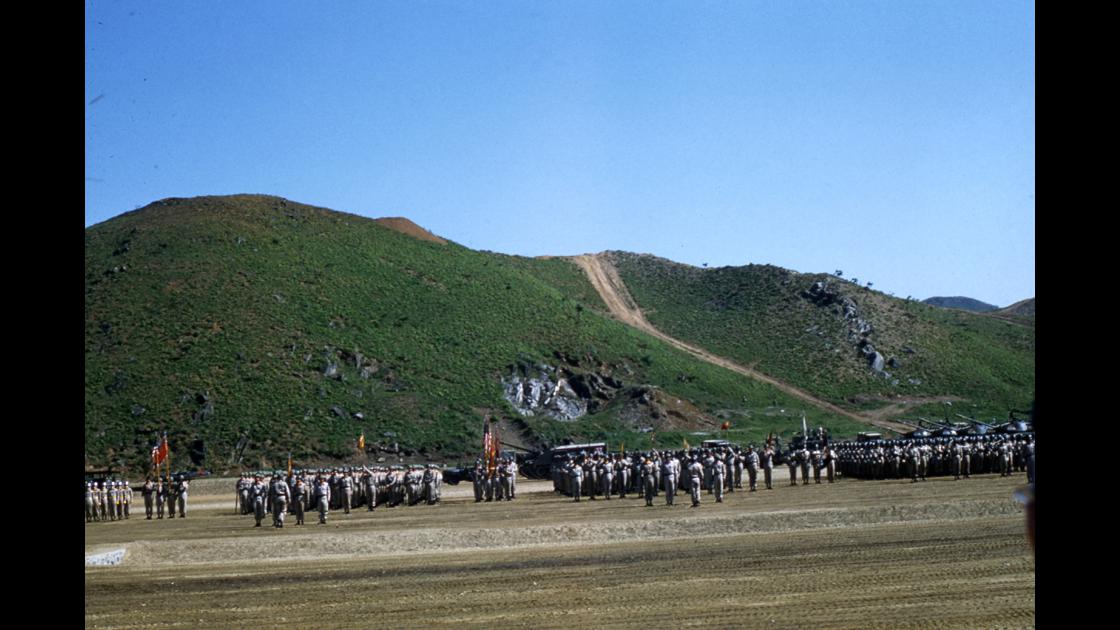 1960년 5월 주한 미8군 제1기갑사단에 미 육군 중장 Beauchamp의 부대 순시_ 부대 각 중대 정렬 모습 썸네일