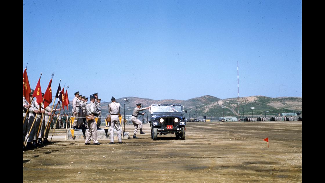 1960년 5월 주한 미8군 제1기갑사단에 미 육군 중장 Beauchamp의 부대 순시_장군의 짚차 탑승 직전 썸네일